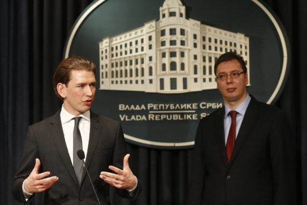 Der junge Aleksandar Vučić ruft im Parlament zur Unterstützung für Ratko Mladić auf