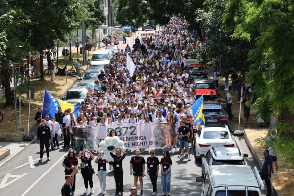 Stuttgart: Gedenkmarsch an Opfer des Genozids in Srebrenica