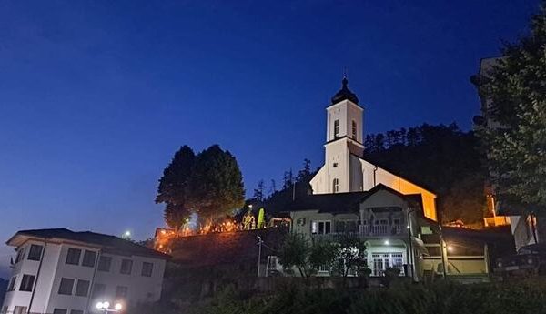 Ein bedrückendes Ereignis: Konzert vor der Kirche in Srebrenica