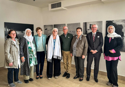 US-Senatoren besuchen Gedenkstätte in Srebrenica und bekunden ihr Engagement